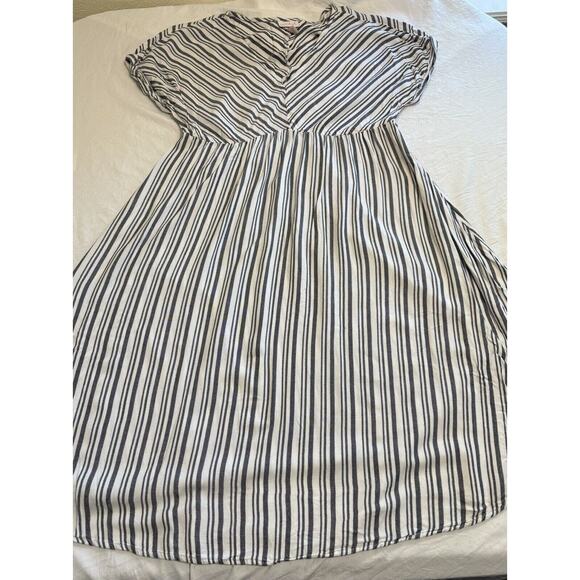Isabel Maternity Sz M A Line Summer Dress Striped Gray White Diagonal Bias Cut - Picture 3 of 8